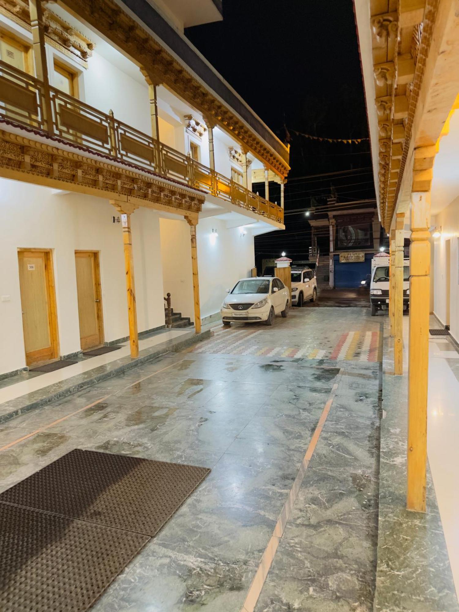 Hotel Dimbir Regency Léh Exteriér fotografie